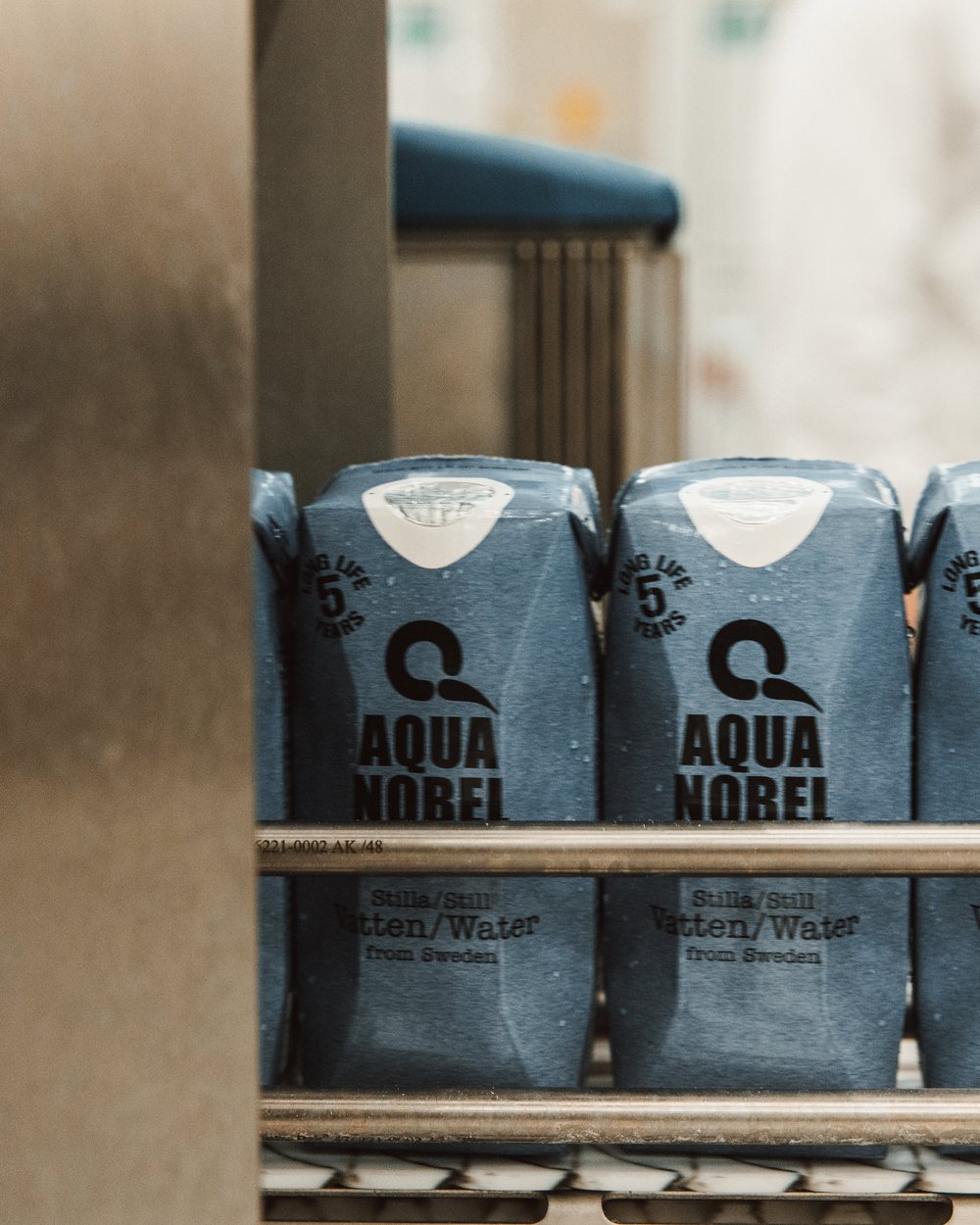 Kartonger med Aqua Nobels beredskapsvatten på tappningslinjen i Mörarp.