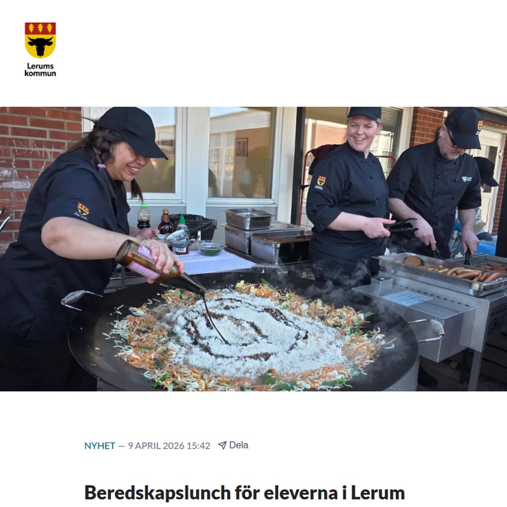Skärmdump från Lerums kommuns webbplats: skolkökspersonal lagar mat på en stekhäll utomhus under beredskapslunchen. Rubriken lyder: Beredskapslunch för eleverna i Lerum.